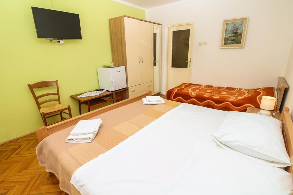 Double Rooms Tomica 2 With Balcony Baška Esterno foto